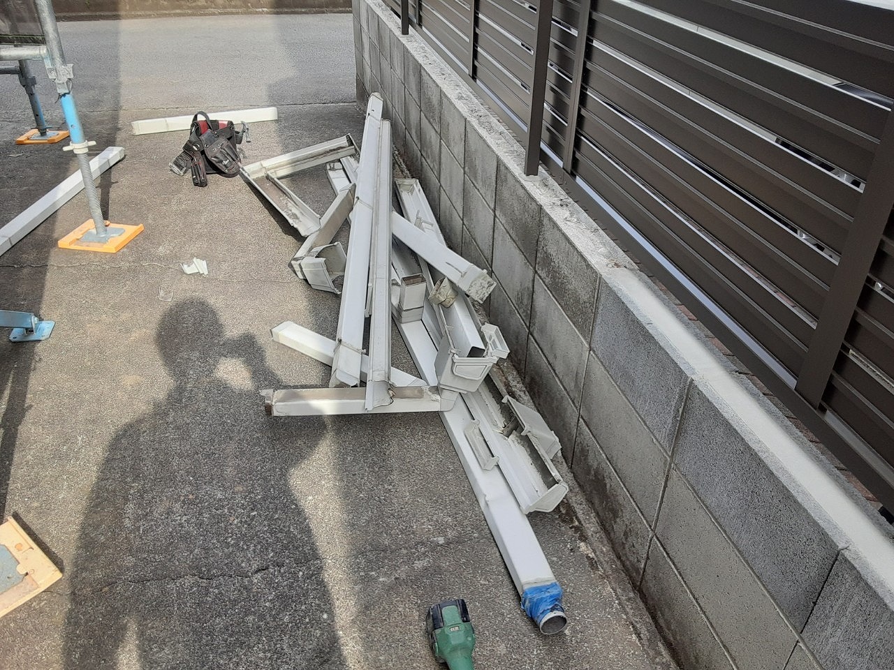 甲府市　雨樋の勾配不良